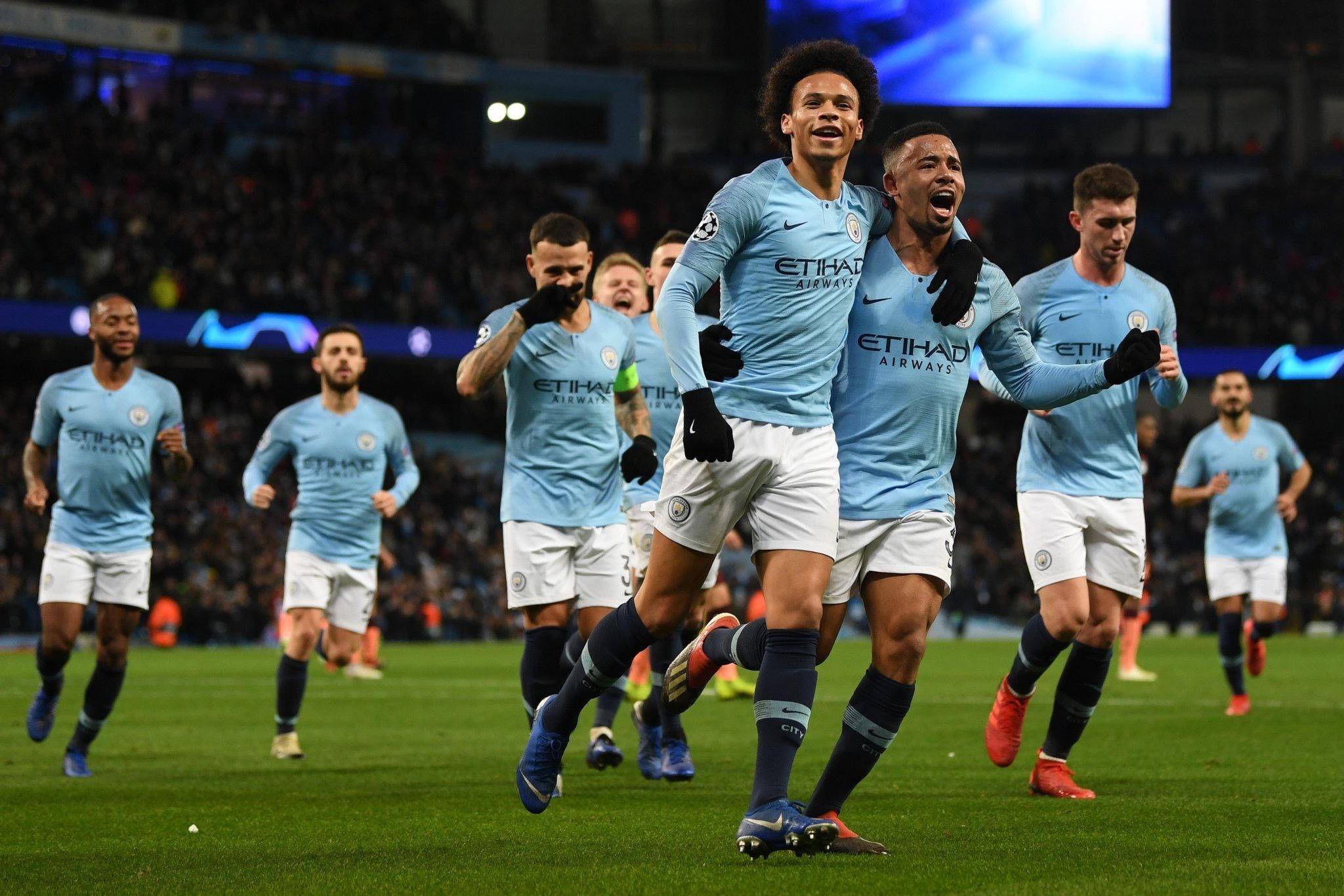 一名年轻且 一名年轻且